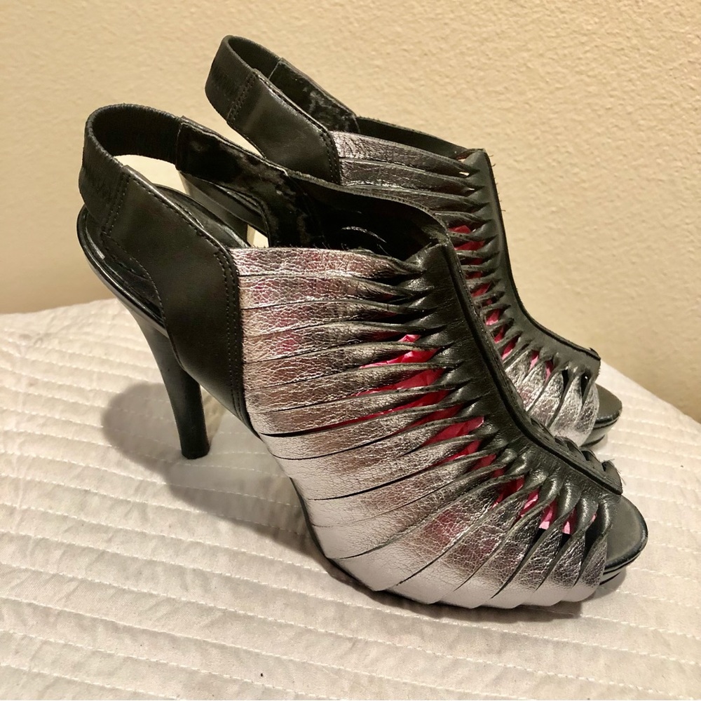 BCBGENERATION cutout peep toe shoe. Silvery/bronze color. Great condition Sz 6💚